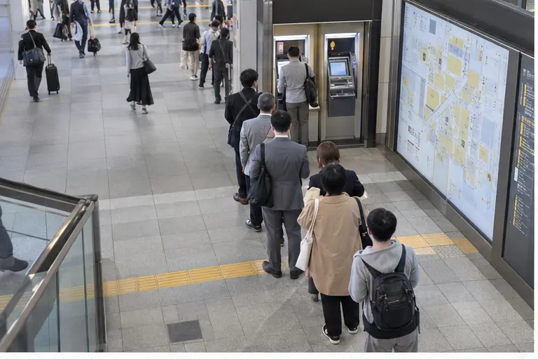 日本のATMに並ぶ人々
